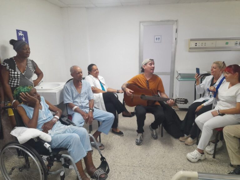 Cantante cubano Adrián Berazaín acompaña con su arte entrega de medicamentos